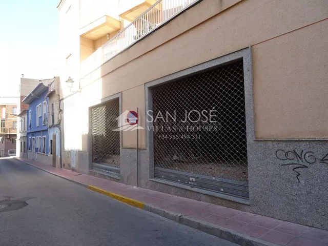 VENTA DE LOCAL COMERCIAL EN ZONA CENTRO A 50 METROS DE LA PL - foto 2