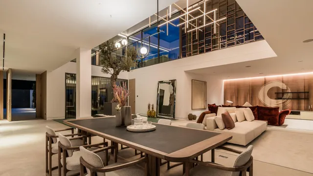 Sofisticada villa con vistas al mar en la Milla de Oro, Marbella — 34