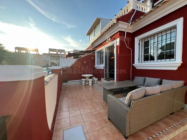 Chalet adosado en Orihuela Costa con piscina, jardín y terra