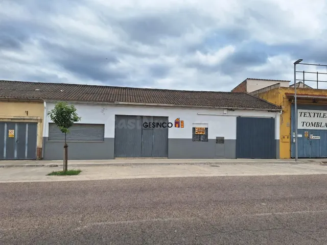 NAVE DIÁFANA CON PATIO EN LA LLOSA DE RANES