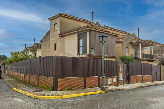 Un chalet pareado para refugiarse en Gines.