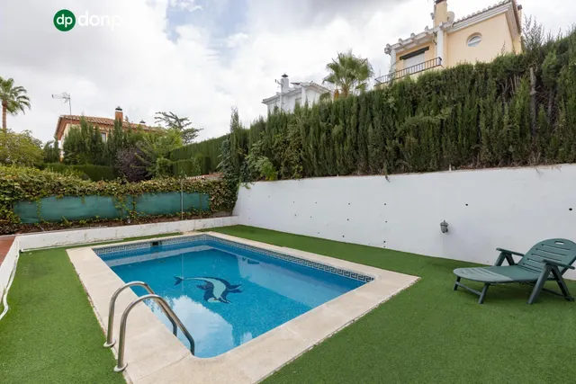Casa independiente con piscina en La Zubia. — 37