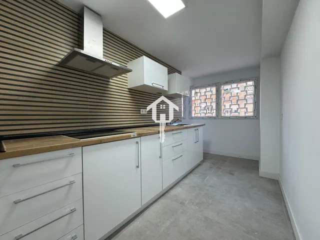 Inmoparadise les ofrece espectacular vivienda en venta en Alicante centro, el edificio los representantes . 120m2, 3 dormitorios, dos baños,reformada. — 32