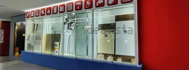 16 metros de escaparate a pie de calle, junto a Plaza de los - foto 3