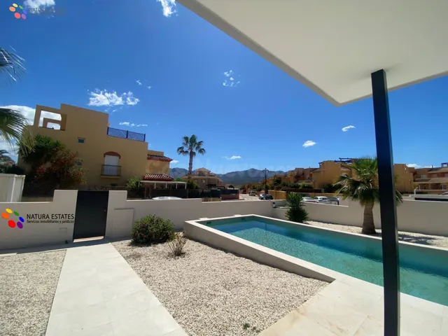 VILLA DE 3 DORMITORIOS, PISCINA PRIVADA Y MARAVILLOSOS ESPAC
