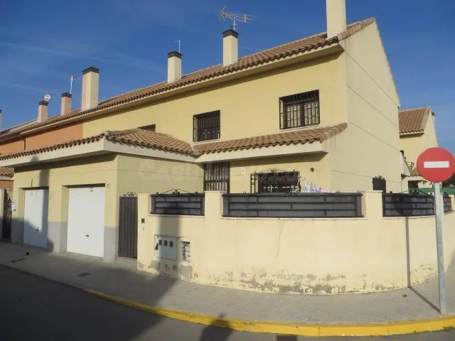 Se vende Casa Adosada en la localidad de Numancia de la Sagr