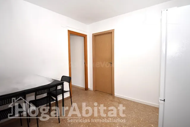 SEMIREFORMADO, EXTERIOR Y ACOGEDOR JUNTO A LA PLAÇA DE LA LI - foto 3