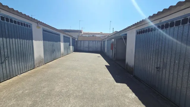 cochera cerrada en venta — 2