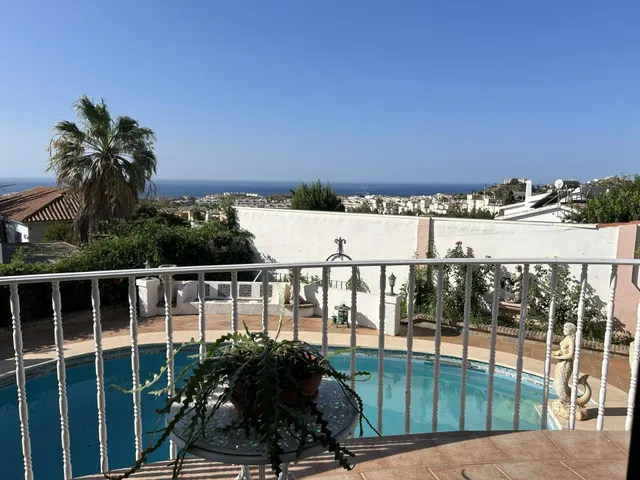 EXCLUSIVO CHALET EN UNA SOLA PLANTA CON VISTAS PANORÁMICAS A