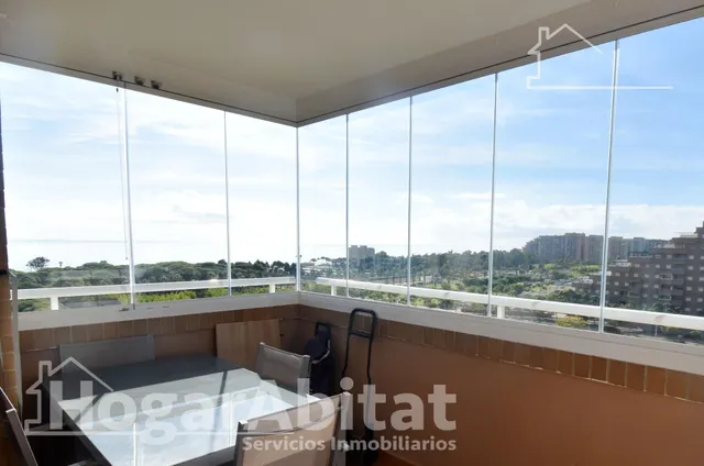 ¡Vistas al mar! Amplio, esquinero y alto en residencial con 