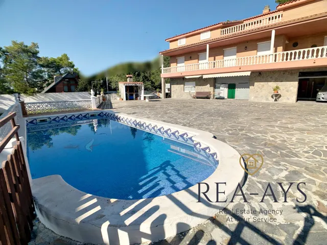 CASA AMPLIA - PARCELA PLANA - PISCINA