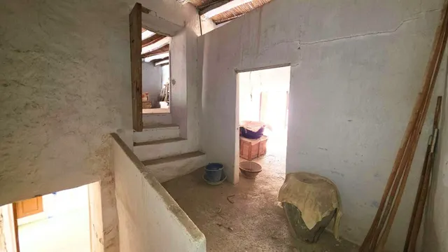 ¿Buscas espacio sin límites? 400 m2 de puro potencial en el corazón de Uleila. — 48