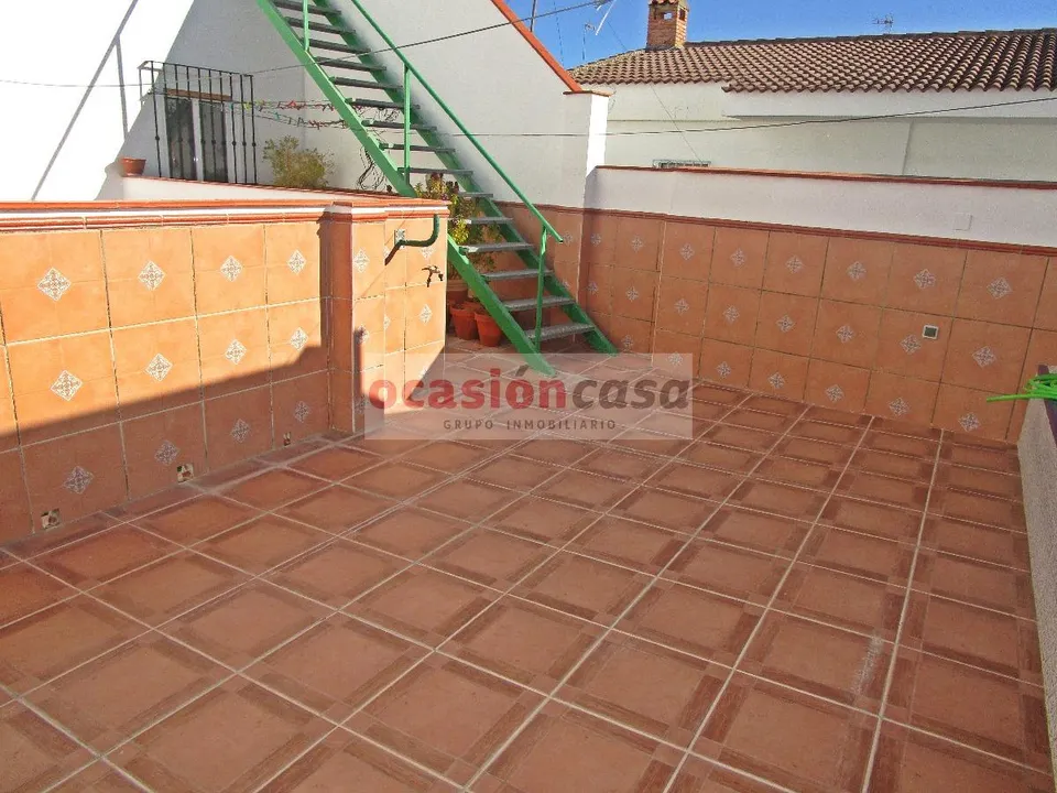 ¡GRAN CASA EN LA BARRIADA DE SANTA CRUZ!