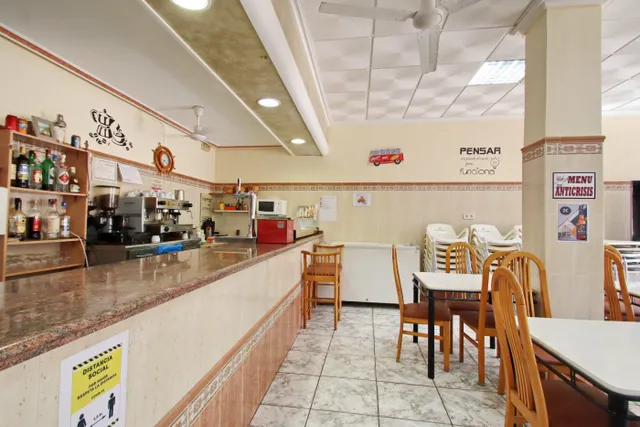 Local con terraza enorme, donde se encuentra 3 negocios en Santa Pola!!! — 18