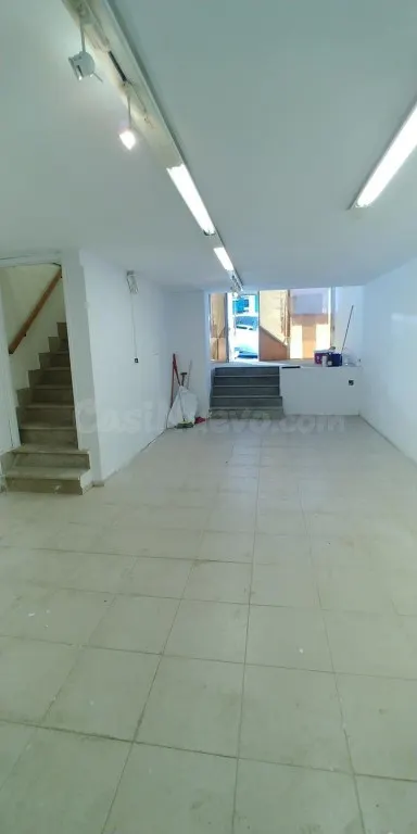 Amplio local de dos niveles en venta Santander