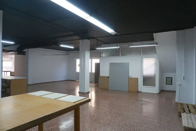 Estupenda entreplanta en planta primera, con montacargas. — 4
