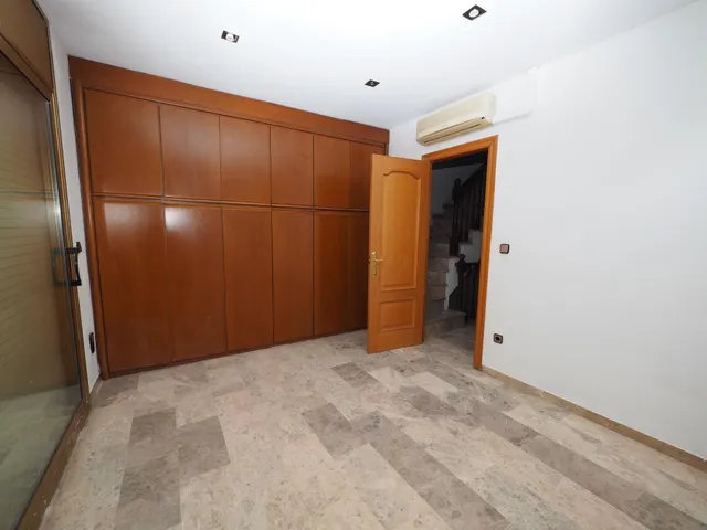SE VENDE CASA ADOSADA EN RUBI, ZONA MERCAT — 18