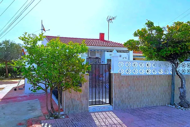 Bungalow reformado con 2 dormitorios, 1 baño y una amplia terraza frontal. Zona tranquila cerca de colegios y con buenas conexiones de transporte público. — 28