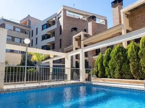 Espectacular adosado con buhardilla , apartamento independie