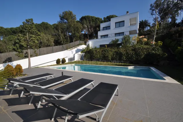 Exclusiva Casa de 3 Plantas con Vistas al Mar en Urbanizació - foto 2
