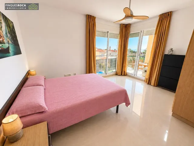 En Urbanizacion Serramar, Apartamento Esquinero, de 2 Dormitorios, Baño Completo, Terraza de 12 m2, Vistas Despejadas — 12