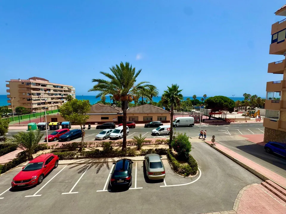 Vistas al mar! piso de 2 dormitorios en Torrevieja , totalmente reformado