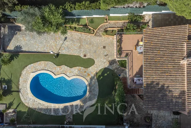 Chalet independiente de una planta con piscina privada en Mas Ambròs, Calonge — 35