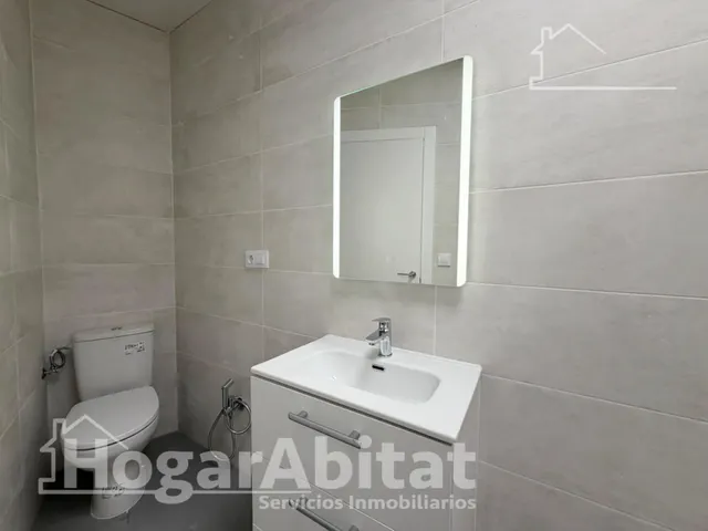 Estrena diseño y máxima eficiencia en esta moderna planta baja reformada con piscina y garaje — 33