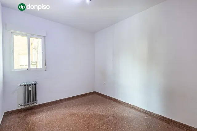 Piso con plaza de garaje cerrada junto a La Inmaculada, frente al río Genil. — 21