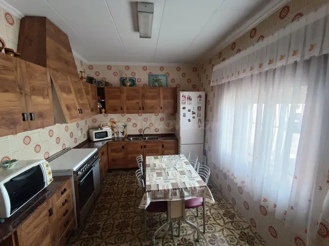 Amplia Planta Baja CON ACCESO A TRES CALLES en venta en Mira