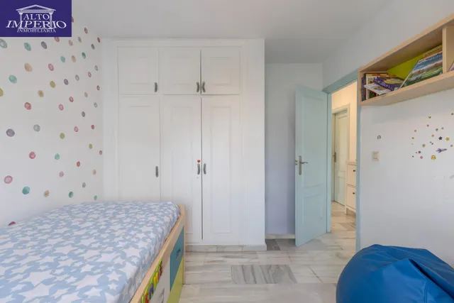 Casa independiente con piscina en La Zubia. — 26