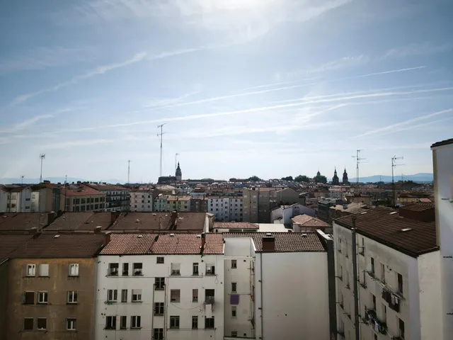 FANTASTICA OPORTUNIDAD 8º PISO 92m2 en AVENIDA GASTEIZ esq. Beato - LUZ Y VISTAS- 3 hab. para entrar a vivir o Actualizar — 28