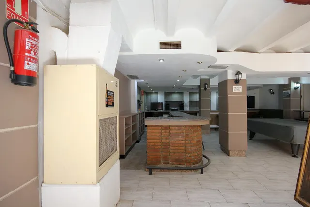 AMPLIO LOCAL EN ST ANDREU DE LA BARCA — 2