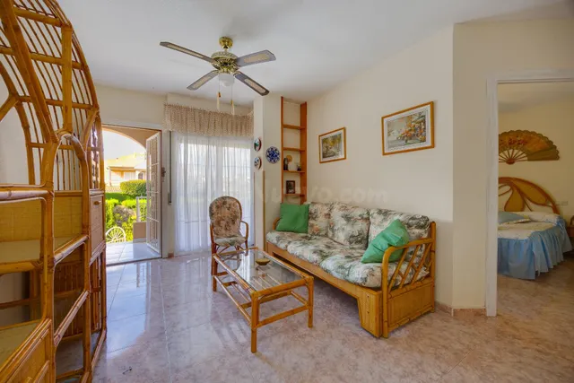 Bungalow planta alta de 3 dormitorios con piscina y plaza de garaje comunitaria. — 4