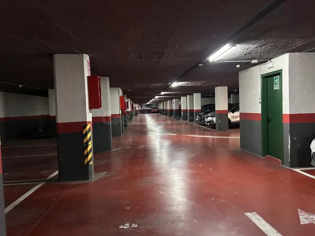 Plazas de parking en venta en la Plaza Montserrat Roig esqui - foto 4