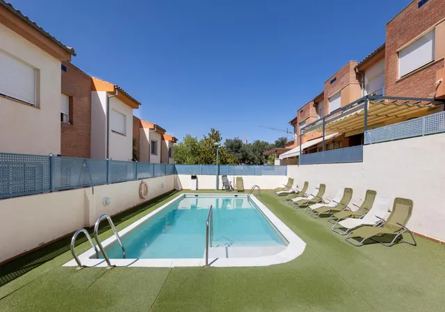 Casa Adosada Ideal en Urbanización con Piscina — 28