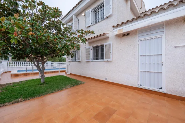 Amplia vivienda con piscina privada, terraza y garaje cerrado — 36
