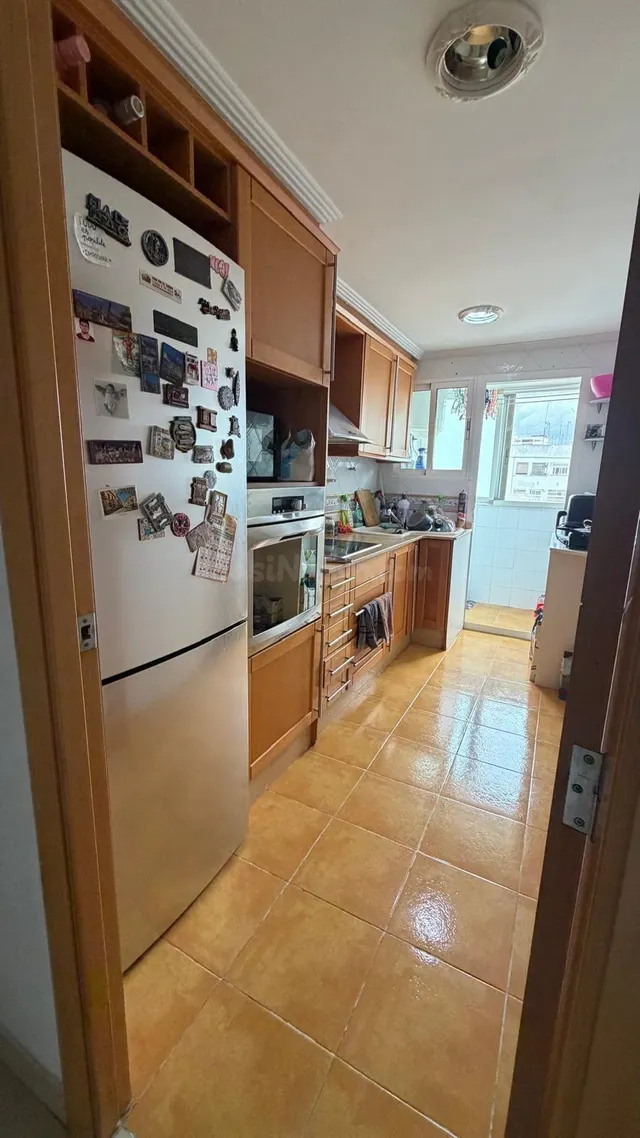 Se vende piso de 2 habitaciones con balcón y ascensor - foto 4