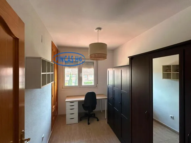 Bungalow de 260 m2 con jardín, buhardilla y garaje en urbanización con piscina en Ciudad Jardín, Alicante — 20