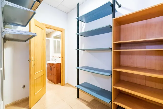 OPORTUNIDAD DE LOCAL COMERCIAL CON POSIBILIDADDADES DE CAMBIO DE USO A VIVIENDA — 12
