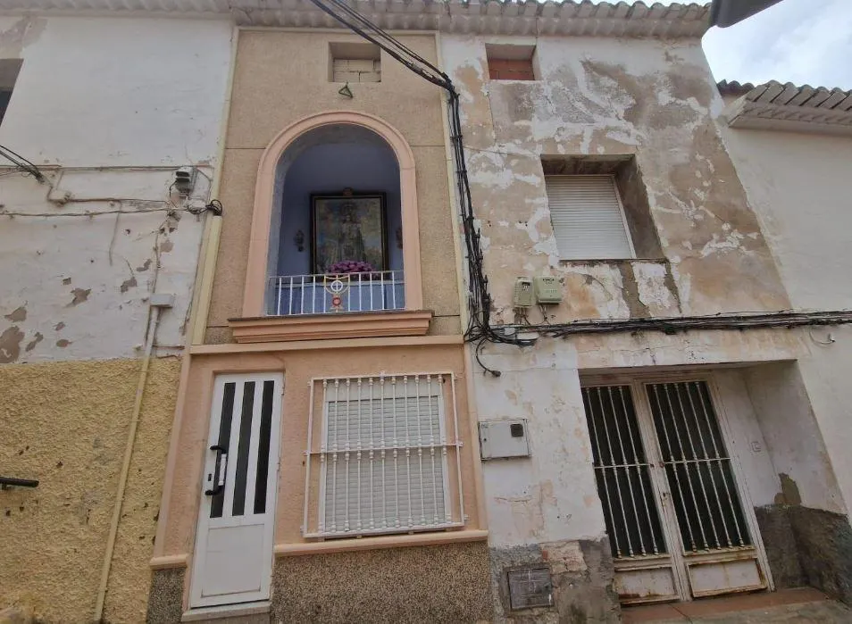 Casa adosada para reformar en Petrer