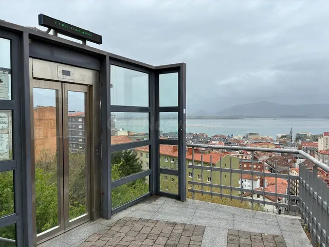 Bajo impecable junto al funicular, listo para disfrutar desd