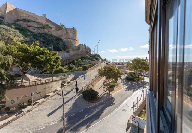 Piso en Alicante Centro con vistas abiertas al Castillo de Santa Bárbara. — 18