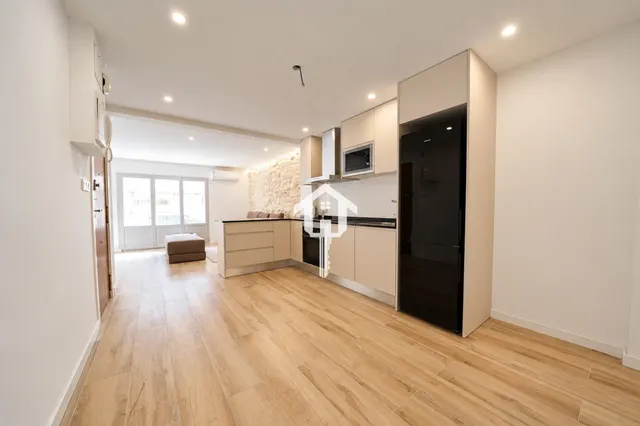 Entreplanta totalmente reformada con 2 patios en exclusiva en zona benalúa de Alicante — 3