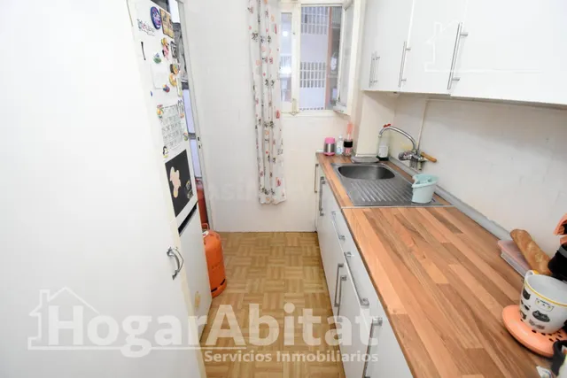 Disfruta de la luz natural y el encanto de vivir a un paso del centro en este acogedor piso con balcón — 3