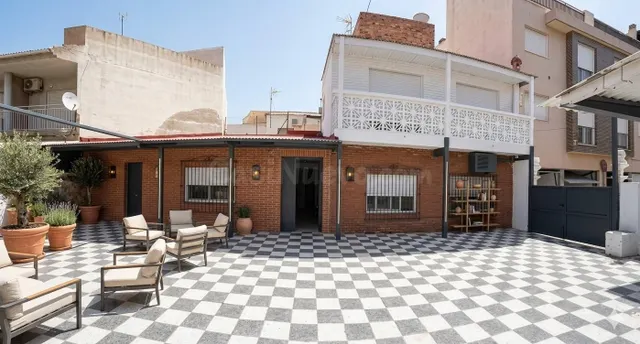 CHALET CON PISCINA + LOFT INDEPENDIENTE EN PARCELA DE 400 m2