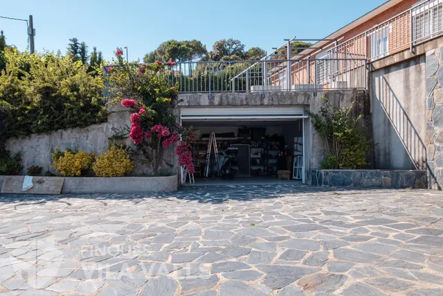 Casa a quatre vents amb gran terrassa i garatge per a 2 cotxes — 35