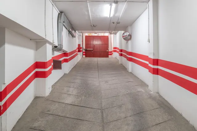 Amplia Plaza de Garaje Cerrada en Ubicación Estratégica — 10