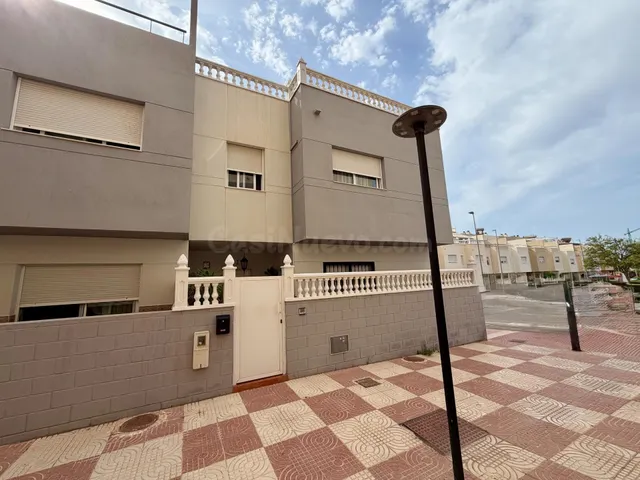 Chalet pareado tipo tríplex de 266 m2 con 4 dormitorios, terrazas, garaje y bodega en Aguadulce Sur — 4