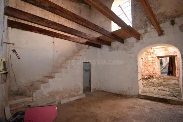 Casa de pueblo con garaje y jardín para reformar en Muro.